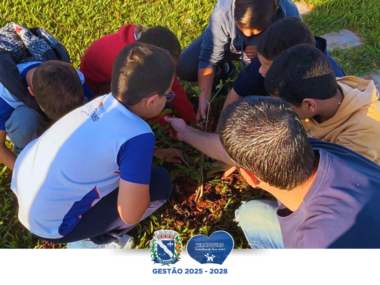 Educação Ambiental em Ação: Alunos Plantam Árvores na Praça da Bíblia