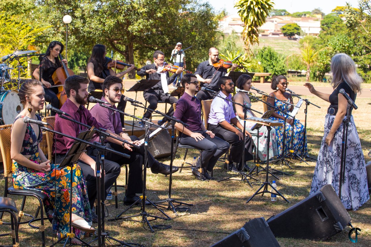 Apresentação do Grupo Viola Enluarada no Teatro Municipal de Viradouro
